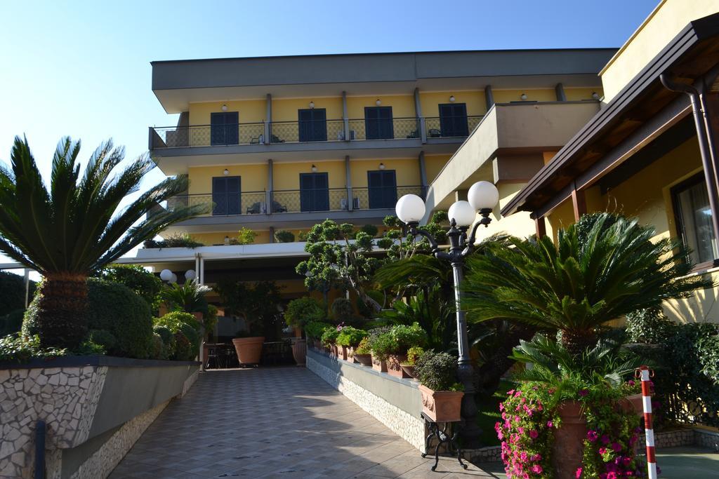 Hotel Ristorante Donato Calvizzano Exterior foto